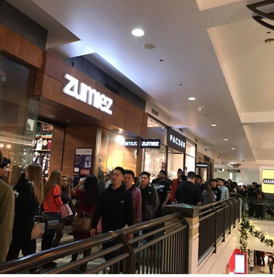 Potomac+Mills+Outlets+in+Woodbridge%2C+VA%2C+has+incredible+lines+outside+of+Zumiez+at+6+p.m.