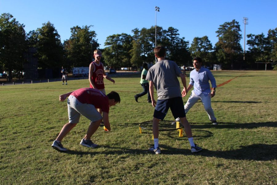 Kenny Harbula, Brad Lipsteuer, Finlay Raphael, and Faizan Saleem concentrate on battling each other in spikeball.
