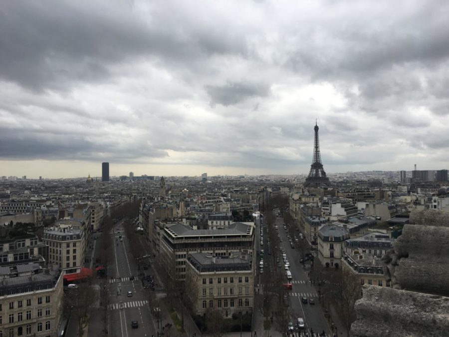 A capture of the city on top of the Arc de Triomphe