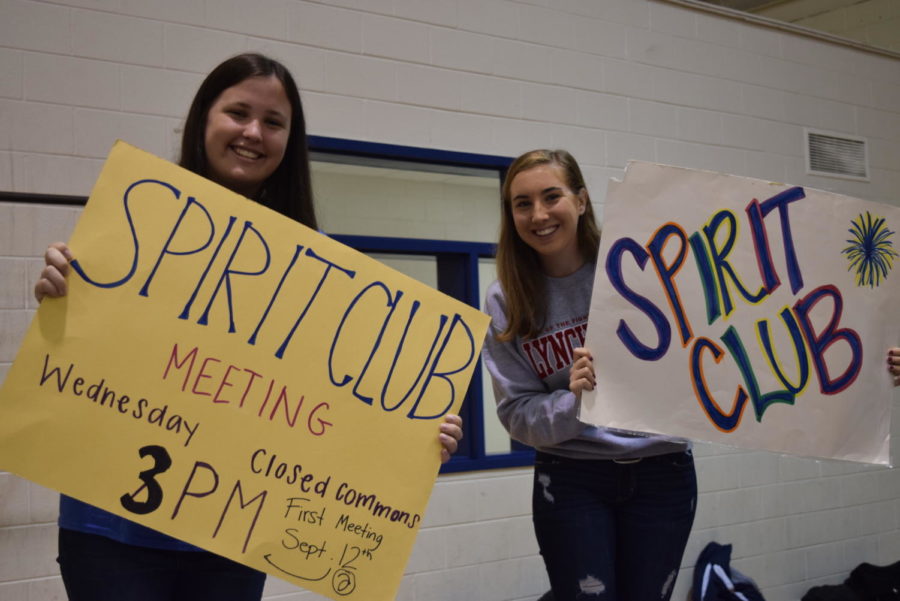 Spirit Club officers attract freshmen with loud posters at the Club Fair.