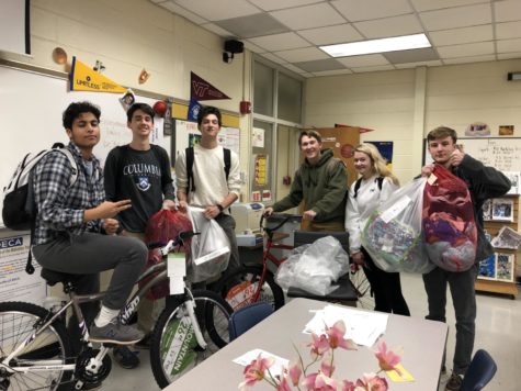 DECA Celebrates the Holiday Season