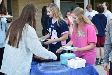 Seniors celebrate first tailgate of the year
