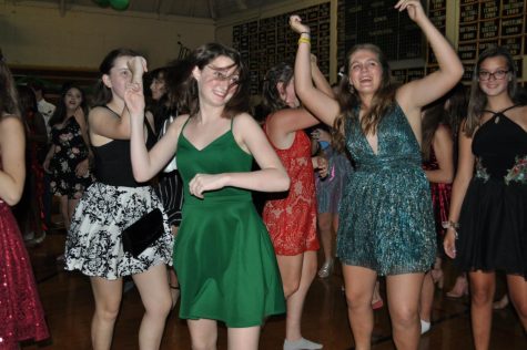 Midlo dances through the Emerald City