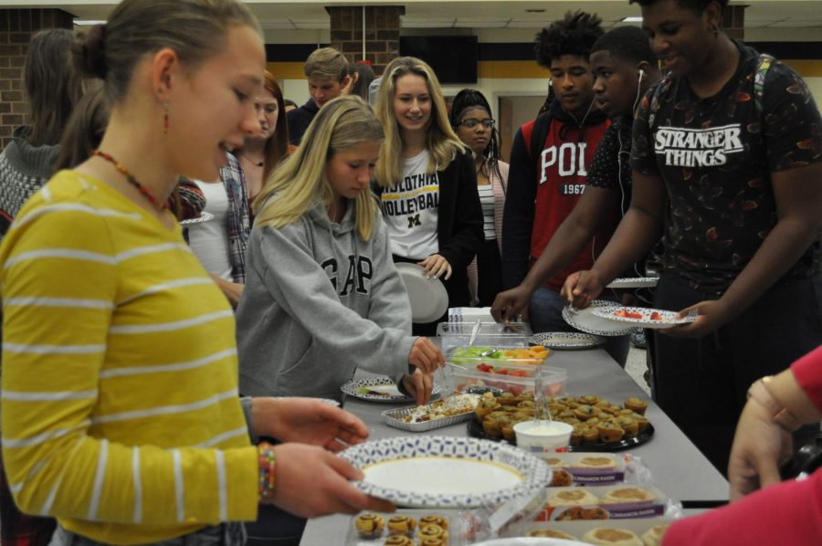 Midlothian students dig in at the 2019 New Student Breakfast. 