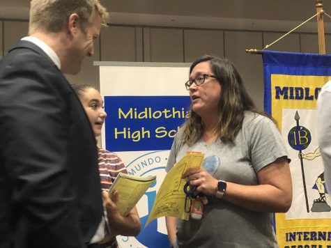 IB students encourage 8th graders to join Midlo IB