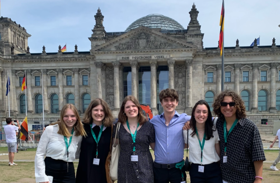 Ellie+Pippenger+%28center+left%29+and+the+scholarship+winners+in+front+of+Germanys+Reichstag+Building.