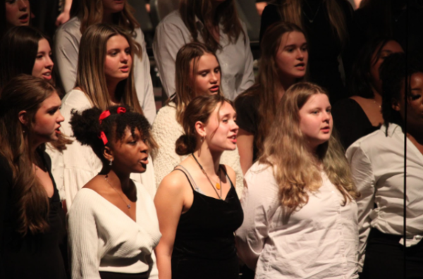 City Lights sings “Holiday Gloria” at the Winter Concert on 
Dec. 14.
