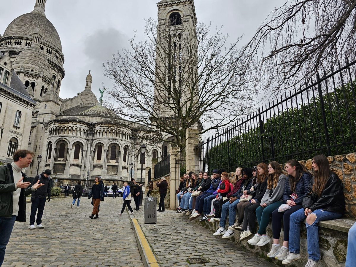 Students learning from an artist and how to paint in Montmartre. 
 
